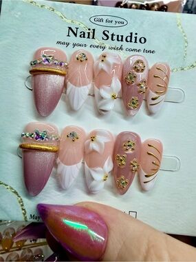 Pink & White Floral Press-On Nail Set Size Medium